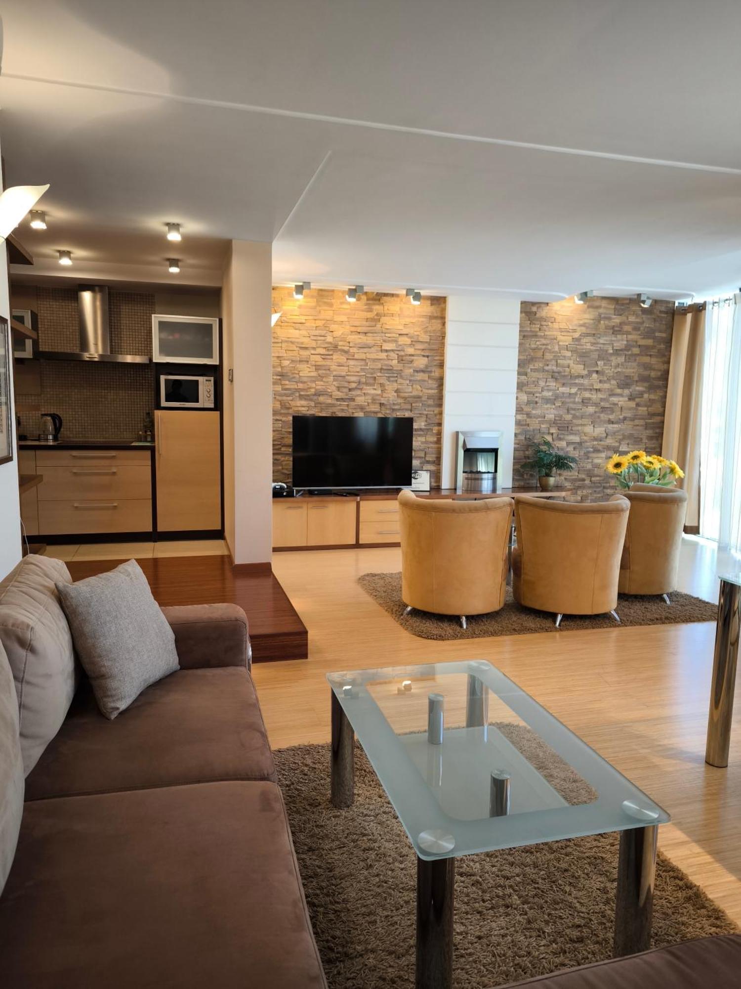 Uroczy Apartament Przy Deptaku Z Parkingiem. ポラニツァ・ズドゥルイ エクステリア 写真